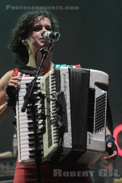 ARCADE FIRE - 2007-08-24 - SAINT CLOUD - Domaine National - Grande Scene - 